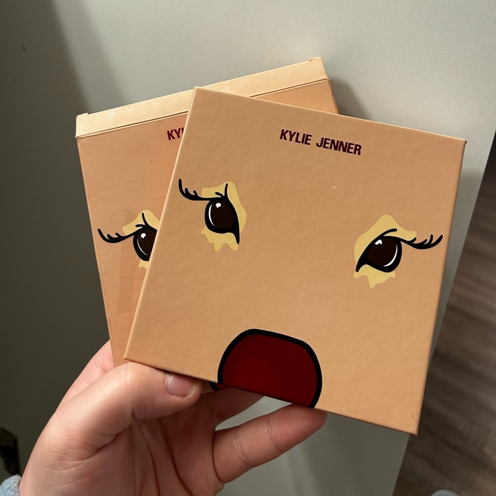 Kylie COSMETICS - Picture 2 of 3